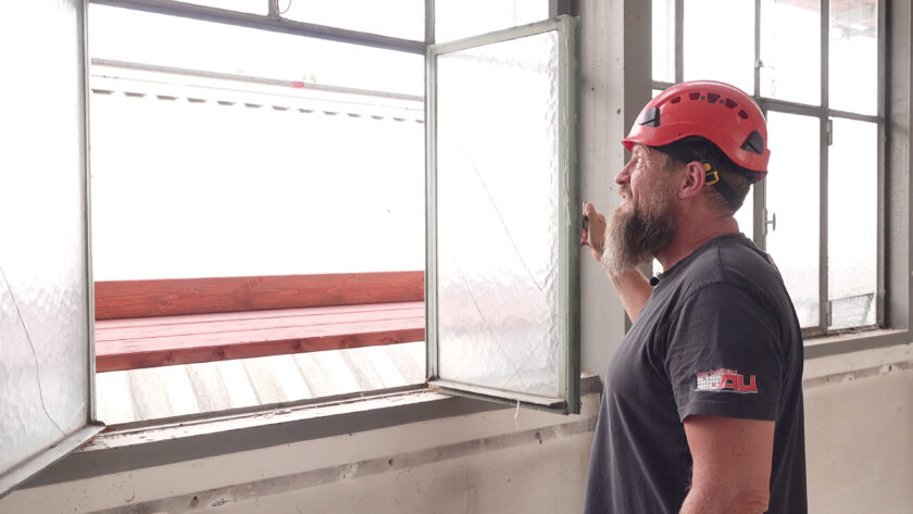 Gerüstbauermeister Thomas Au steht am Fenster